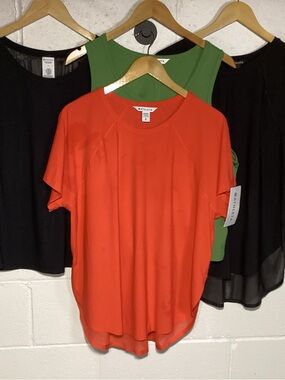 Athleta 2 Short Sleeve & 2 Tank Tops | XL | Curved Hem | Cute!